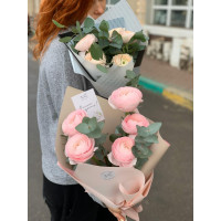 Букет из лютиков с эвкалиптом