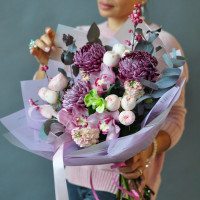 Букет с хризантемой и пионовидными розами ЛАВАНДОВЫЕ ПРОФИТРОЛИ