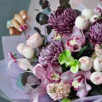 Букет с хризантемой и пионовидными розами ЛАВАНДОВЫЕ ПРОФИТРОЛИ