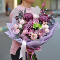Букет с хризантемой и пионовидными розами ЛАВАНДОВЫЕ ПРОФИТРОЛИ