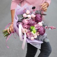 Букет с хризантемой и пионовидными розами ЛАВАНДОВЫЕ ПРОФИТРОЛИ