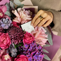 Букет  с хризантемами и розами СМОРОДИНА