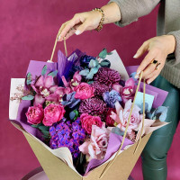 Букет  с хризантемами и розами СМОРОДИНА