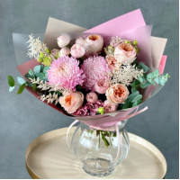 Букет с хризантемами и пионовидными розами КУДРЯВАЯ НЕЖНОСТЬ