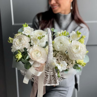 Корзина с ранункулюсами