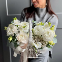 Корзина с ранункулюсами