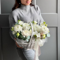 Корзина с ранункулюсами