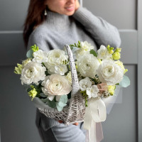 Корзина с ранункулюсами