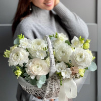 Корзина с ранункулюсами