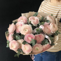 Букет из ранункулюсов с эвкалиптом