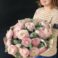 Букет из ранункулюсов с эвкалиптом