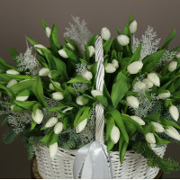 Рождественская корзина с тюльпанами * 49 шт с хвоей и морозными веточками *