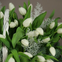 Рождественская корзина с тюльпанами * 49 шт с хвоей и морозными веточками *