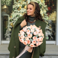 Букет пионовидных роз Джульетта с эвкалиптом , 19 шт