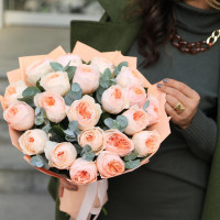 Букет пионовидных роз Джульетта с эвкалиптом , 19 шт