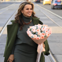 Букет пионовидных роз Джульетта с эвкалиптом , 19 шт