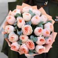 Букет пионовидных роз Джульетта с эвкалиптом , 19 шт