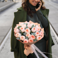 Букет пионовидных роз Джульетта с эвкалиптом , 19 шт