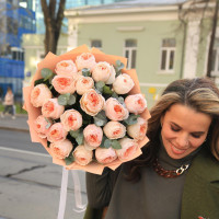 Букет пионовидных роз Джульетта с эвкалиптом , 19 шт