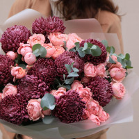 Букет с винными хризантемами и пионовиднымии розами ДЖАЙВ