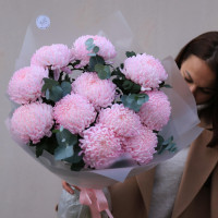 Букет розовых хризантем с эвкалиптом, 11 шт.