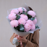 Букет розовых хризантем с эвкалиптом, 11 шт.