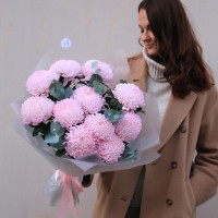 Букет розовых хризантем с эвкалиптом, 11 шт.