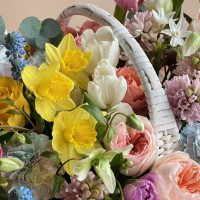 Букет в корзине КРАСКИ ВЕСНЫ