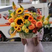 Корзина яркая осенняя с георгинами и подсолнухами