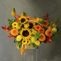 Корзина яркая осенняя с георгинами и подсолнухами