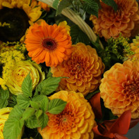 Корзина яркая осенняя с георгинами и подсолнухами