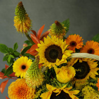 Корзина яркая осенняя с георгинами и подсолнухами