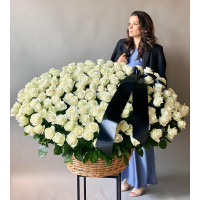 Корзина с белыми розами, 200 шт