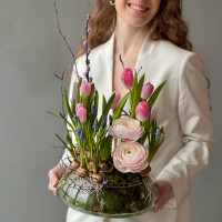Весенняя композиция с тюльпанами и ранункулюсами
