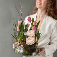 Весенняя композиция с тюльпанами и ранункулюсами