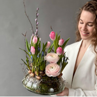 Весенняя композиция с тюльпанами и ранункулюсами