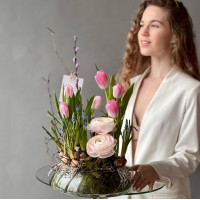 Весенняя композиция с тюльпанами и ранункулюсами