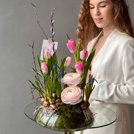 Весенняя композиция с тюльпанами и ранункулюсами