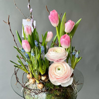 Весенняя композиция с тюльпанами и ранункулюсами