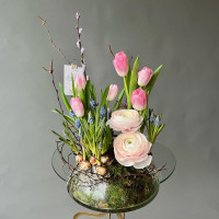 Весенняя композиция с тюльпанами и ранункулюсами