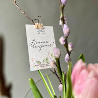 Весенняя композиция с тюльпанами и ранункулюсами