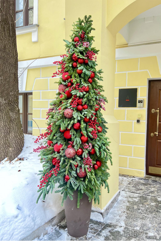 Елка с оформлением НАТУР хвоя КРАСНО-ЯГОДНАЯ, 1,8 м