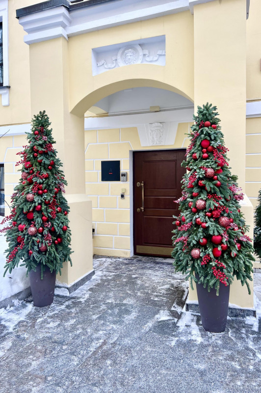 Елка с оформлением НАТУР хвоя КРАСНО-ЯГОДНАЯ, 1,8 м