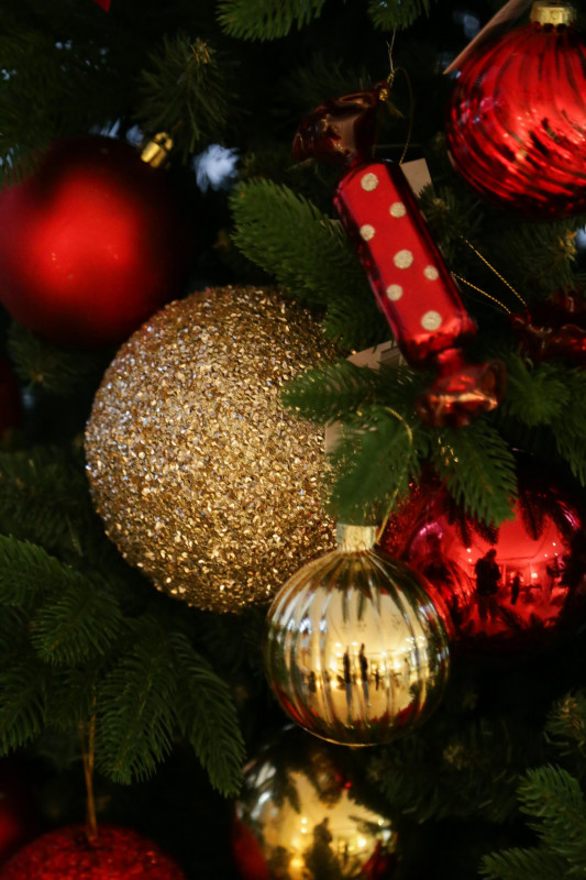 Елка с оформлением КРАСНО-ЗОЛОТАЯ