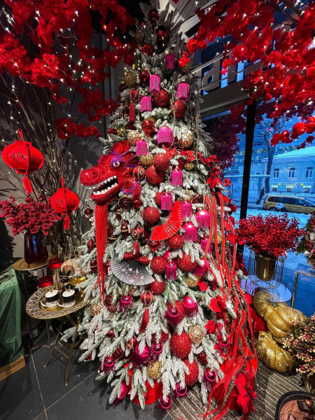 Елка с оформлением КРАСНЫЙ ДРАКОН, символ 2024