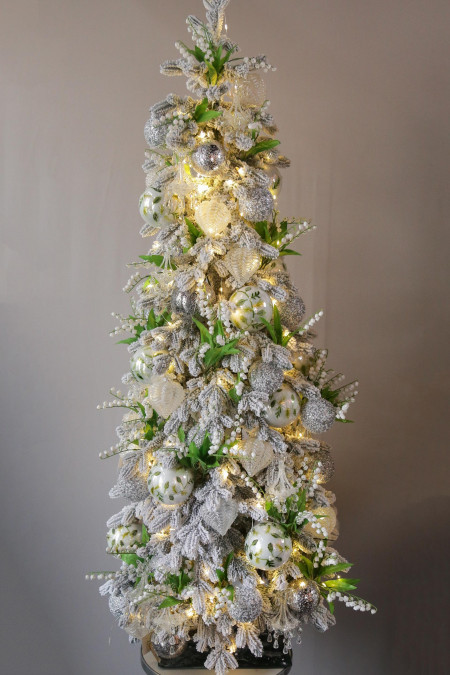 Елка с оформлением ЛАНДЫШИ