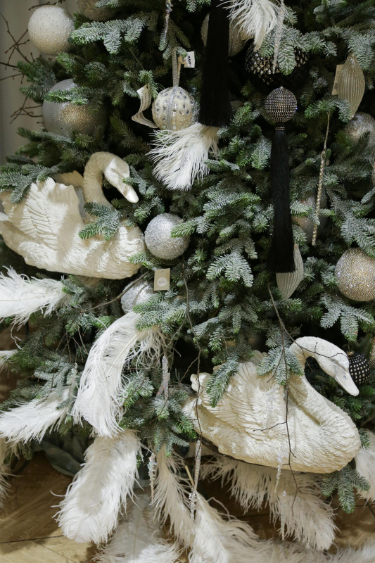 Елка с оформлением ЛЕБЕДИНОЕ ОЗЕРО