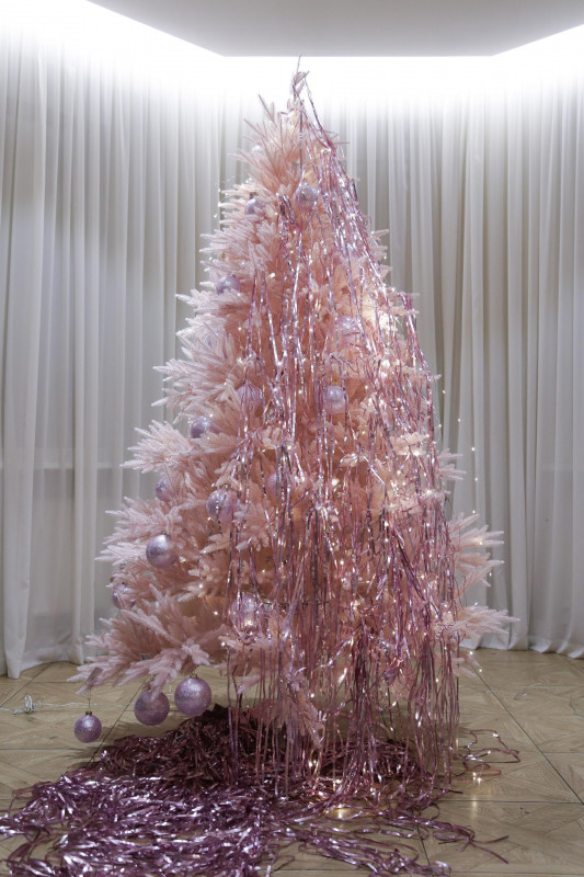 Елка с оформлением ПИНКИ ТРЕНД, дождик