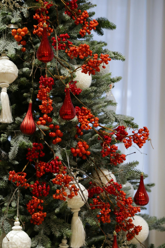 Елка с оформлением РЯБИНОВАЯ РОСКОШЬ