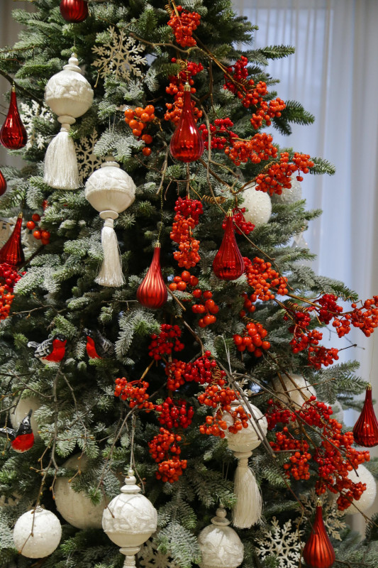 Елка с оформлением РЯБИНОВАЯ РОСКОШЬ